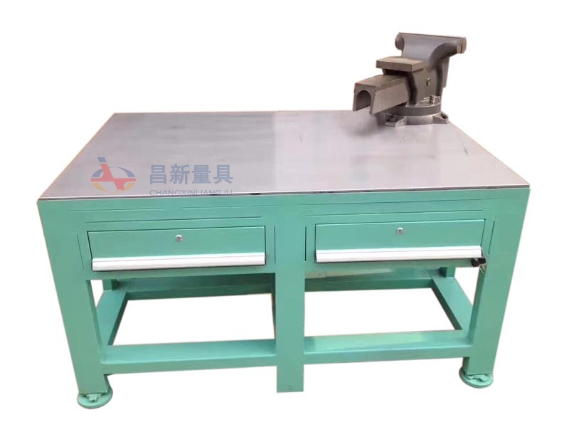 如何正確安裝臺(tái)虎鉗到鉗工工作臺(tái)上